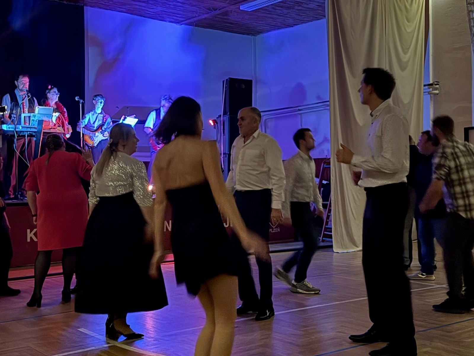 Popis fotografie z bálu