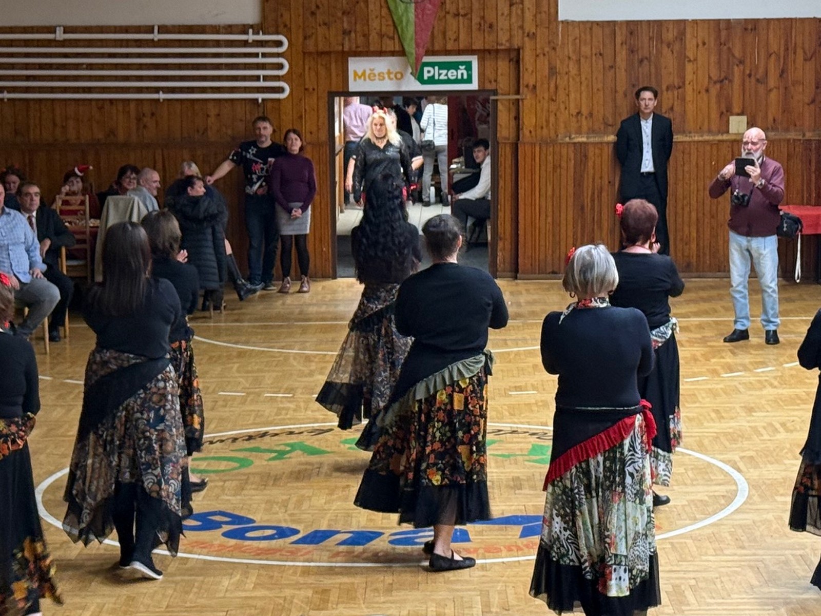 Popis fotografie z bálu