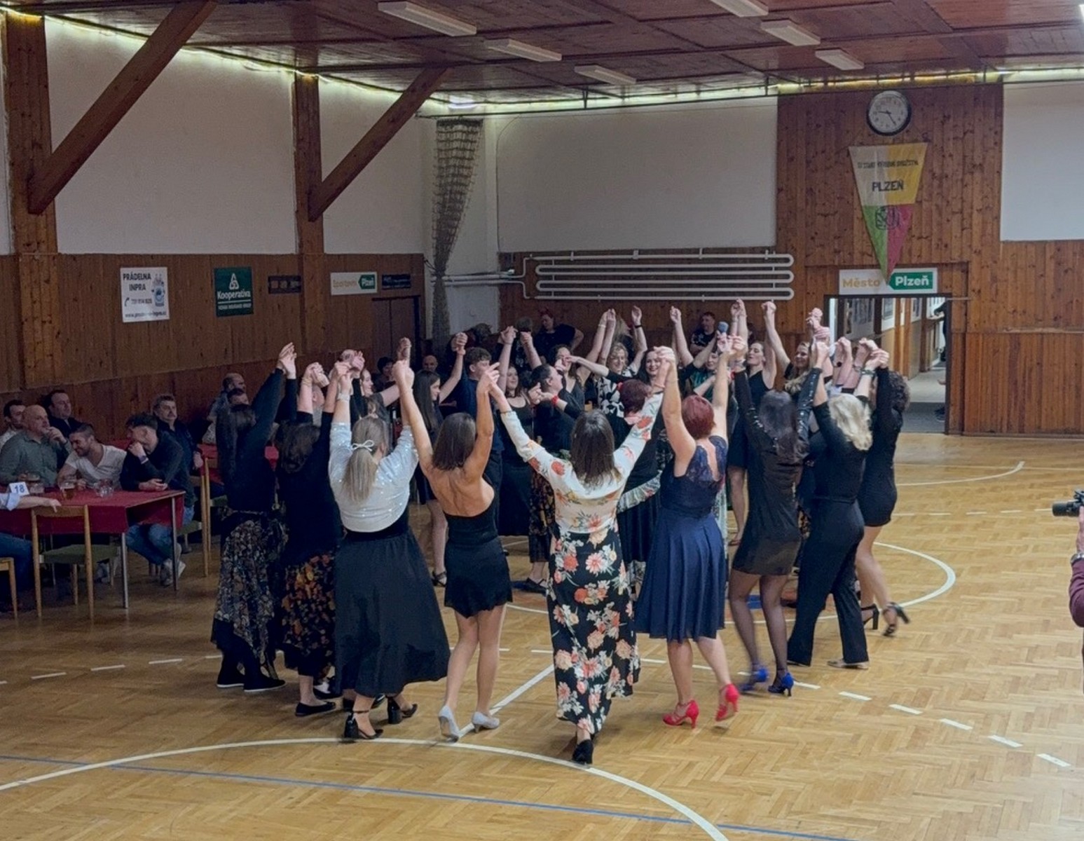 Popis fotografie z bálu