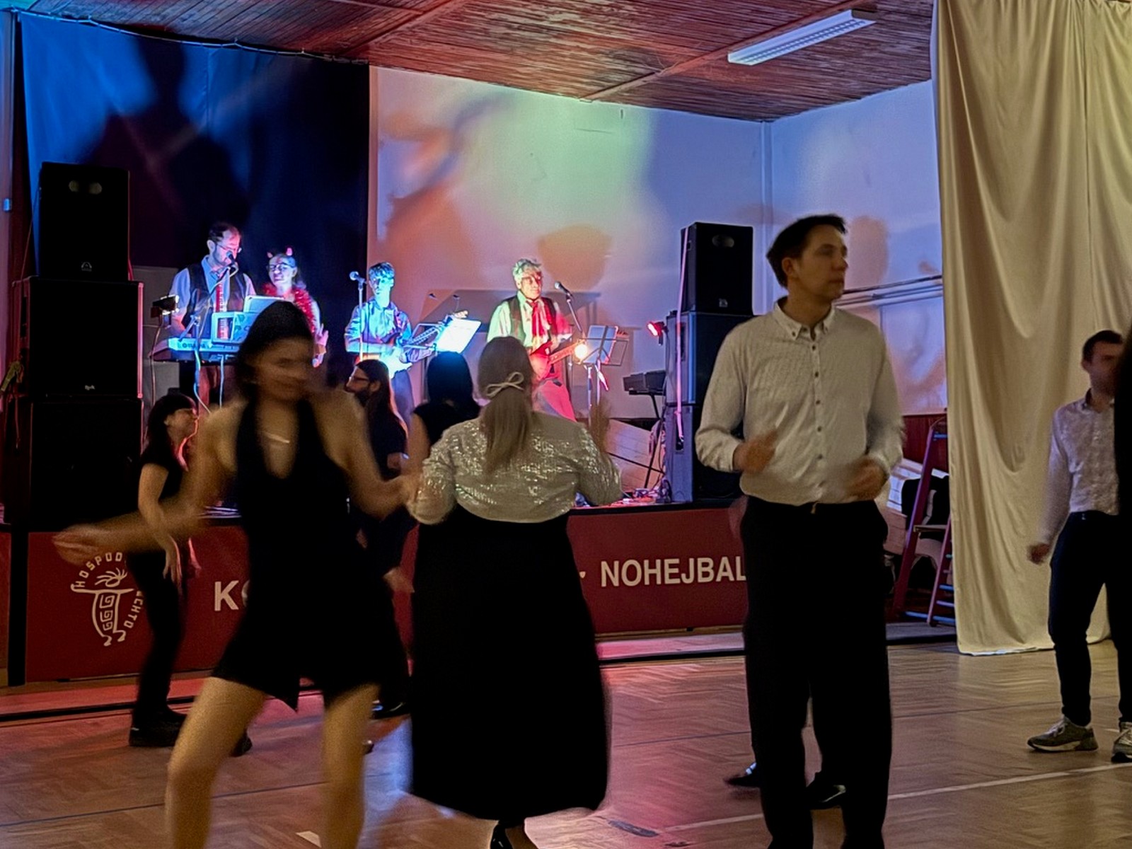 Popis fotografie z bálu