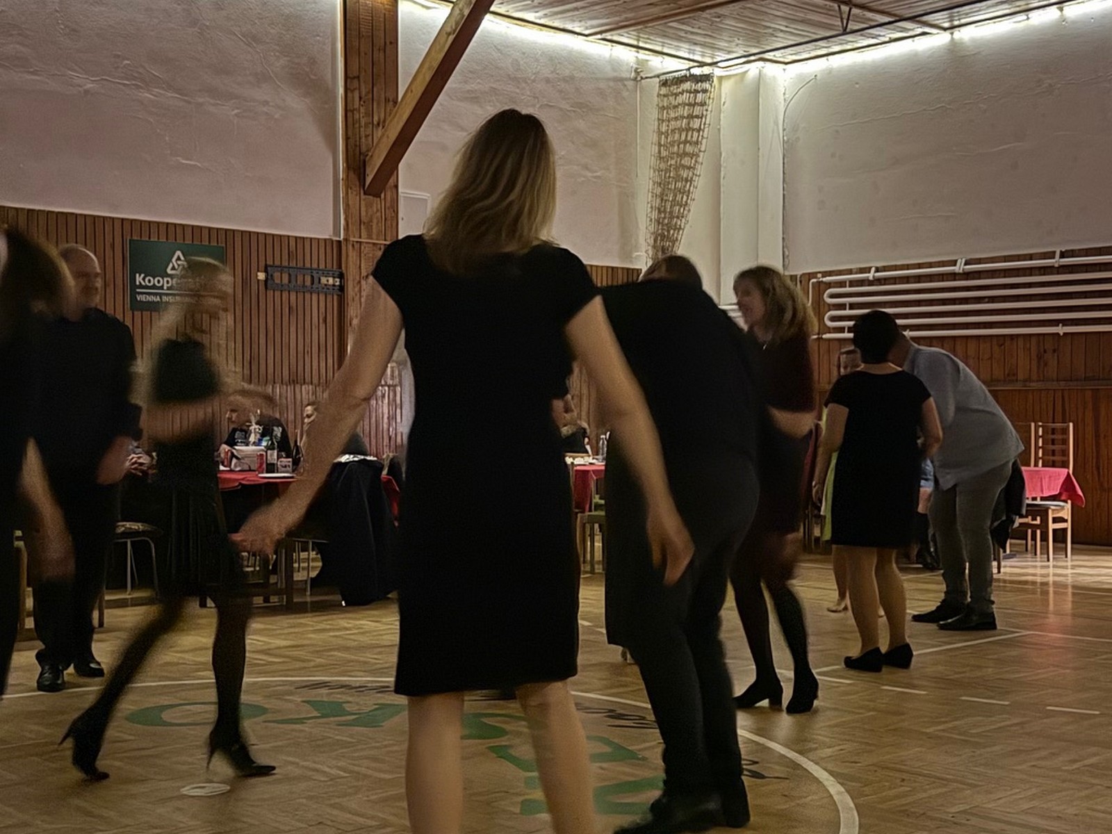 Popis fotografie z bálu